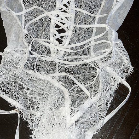 Mapale 8356 Sheer And Lace Bridal Teddy White Leg Garter Body Suit Size M/L NWOT - Picture 13 of 17